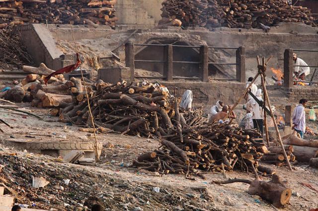 065 Varanasi, Lijkverbranding aan de Ghats.jpg